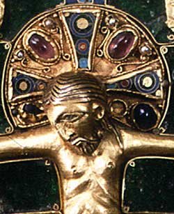 l’aureola del Cristo presente sull’Evangelario di Ariberto (sec XI) custodito nel Tesoro del Duomo di Milano