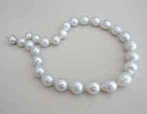 Esempi di perle coltivate bianche e colorate (colorazioni di origine naturale)
