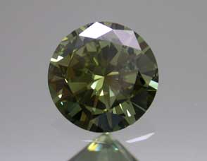 Diamante di colore verde dove la presenza di idrogeno nella struttura ha un ruolo importante per la definizione delle cause del colore