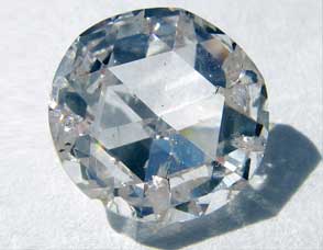 Gemma incolore tagliata da diamante cresciuto da deposizione chimica da vapore (CVD)