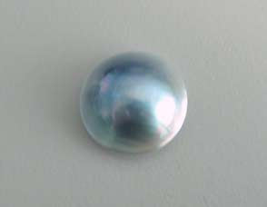 perla di coltura composite Mabe di forma rotonda dall’aspetto colorato grazie alla presenza di vernice al di sotto della superficie di perlagione