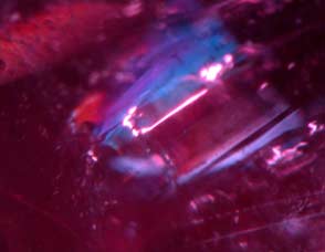 Rubino con evidenze da riscaldamento fotografato al microscopio
