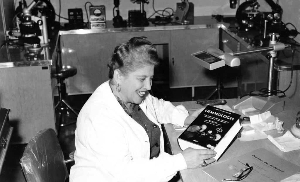 1958 – Esce la prima edizione del trattato “Gemmologia”, edito da Hoepli