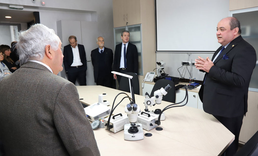 Antonello Donini presenta lo strumento gemmologico oggetto della donazione