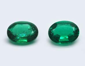 A sinistra uno smeraldo prima di essere sottoposto a trattamento, a destra la stessa gemma subito dopo il trattamento
