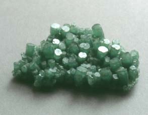Smeraldi sintetici grezzi