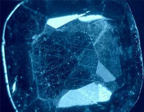 Doppietta granato su vetro fotografata al microscopio